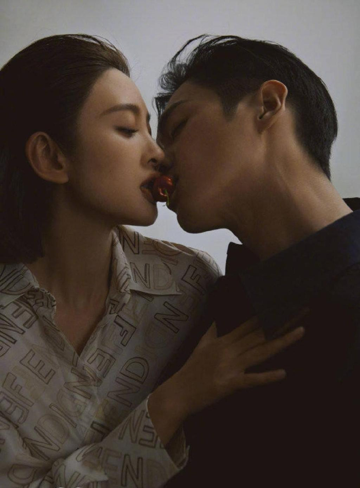 张若昀唐艺昕双人杂志引热议,大尺度接吻显亲密,真夫妻就是胆大|唐艺