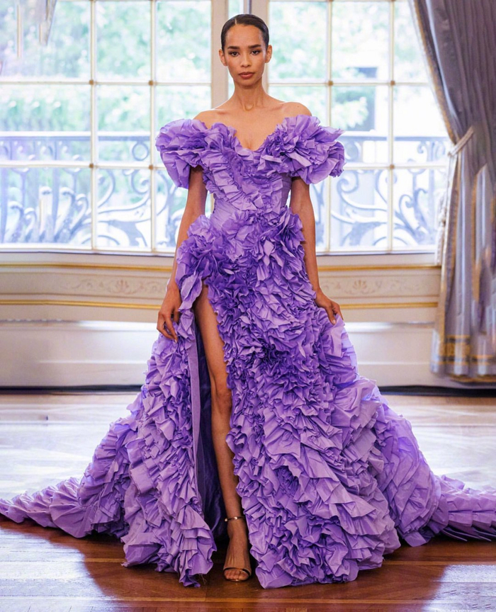 今天亮相迪士尼星愿首映礼的身穿tamararalph