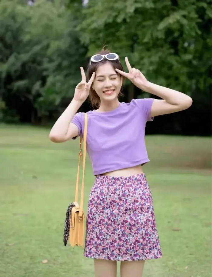 有小蛮腰,大长腿的女生可以向下面这位博主一样选择紫色的短袖上衣