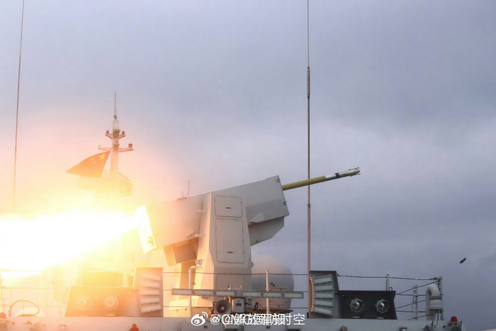 看现场商丘舰铜仁舰海上练兵