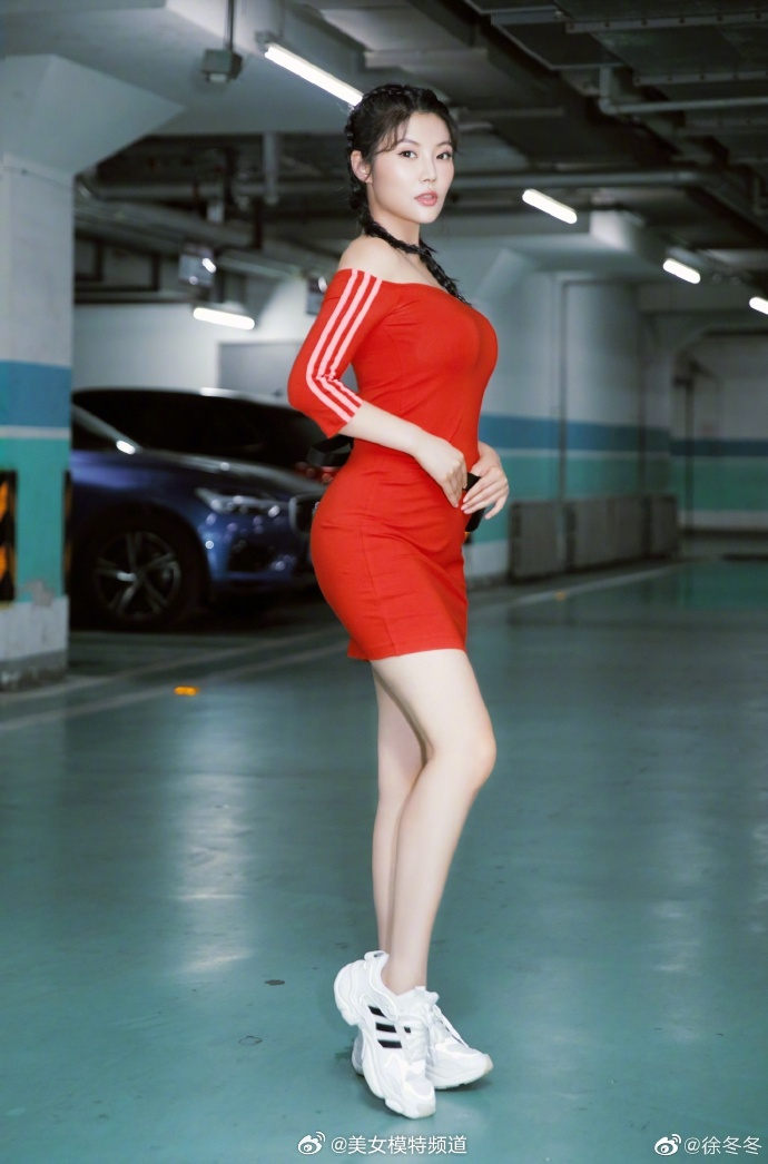 徐冬冬穿红色运动紧身坐购物车 车库拍照大秀身材曲线