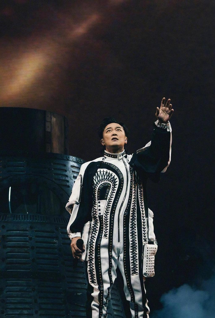 陈奕迅台北演出惹争议!遭粉丝拒听《孤勇者》,尴尬目睹观众离场