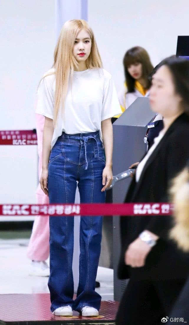 我要为暗黑系朴彩英打call短裙长筒靴简约时髦超吸睛