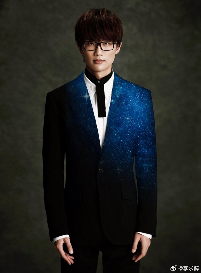 许嵩最近的演唱会很火我也算他的粉丝了关注他十几年了他刚火爆的时候