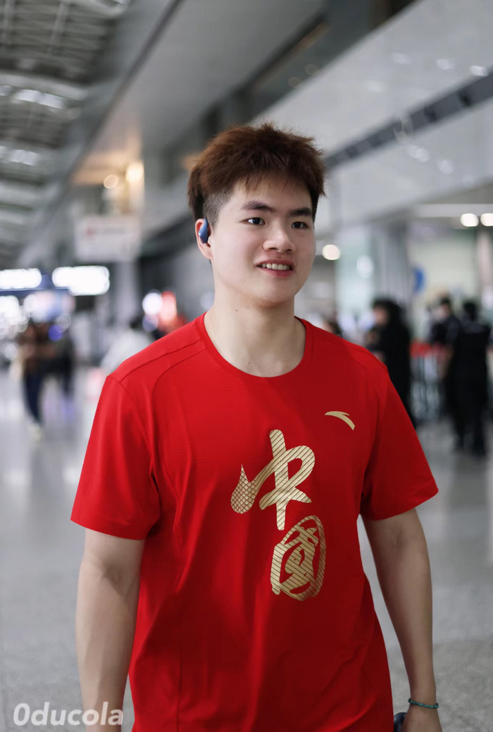 笑不活了!考古@梁伟铿k 发现他曾经被误认为是举重队的