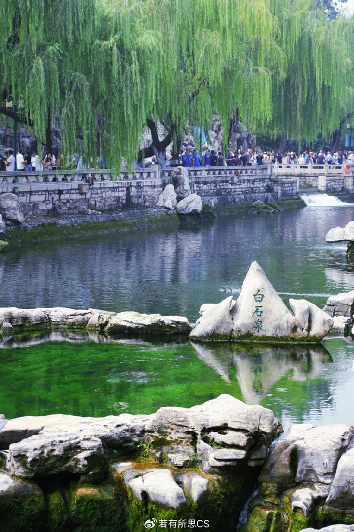 和人潮涌动的趵突泉比,黑虎泉不用门票,环境相对清幽,有多个入口,可以