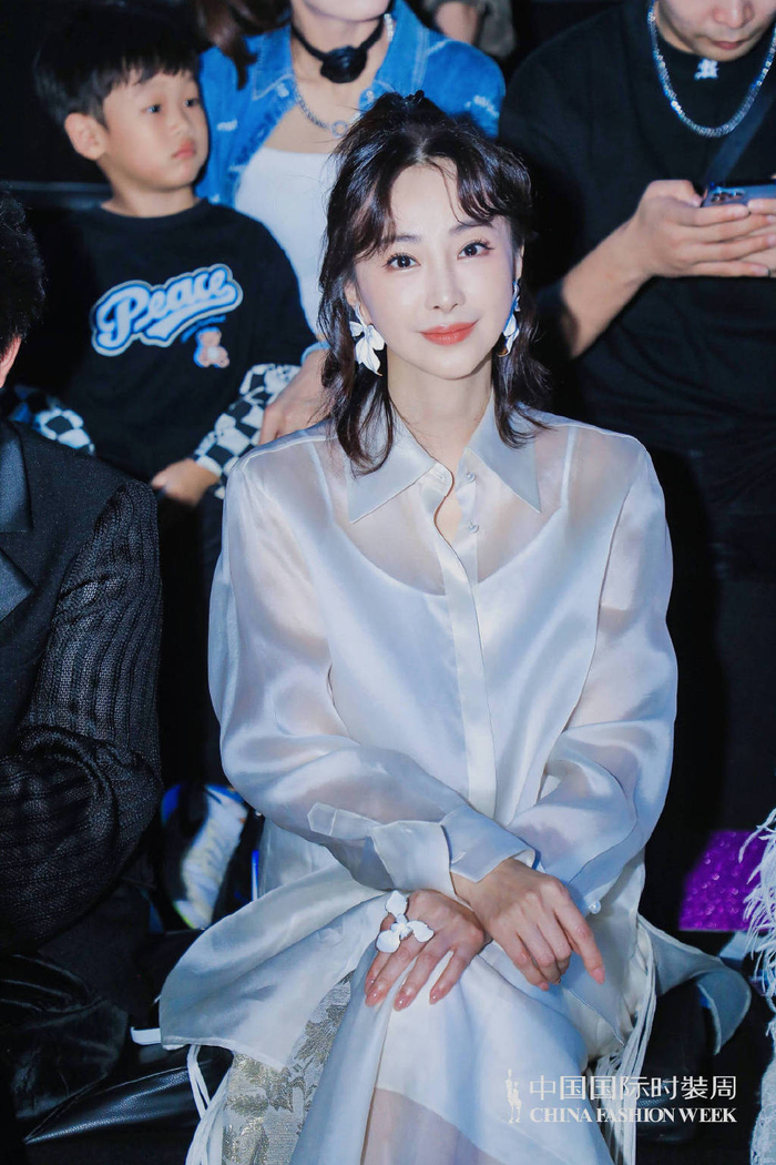《演员林静出席中国时装周 新中式 多巴胺穿搭超级时髦》|林静|多巴胺