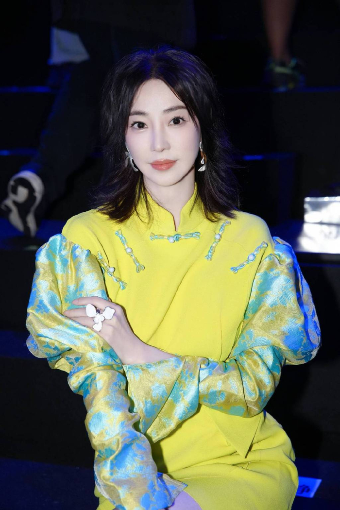 《演员林静出席中国时装周 新中式 多巴胺穿搭超级时髦》|林静|多巴胺