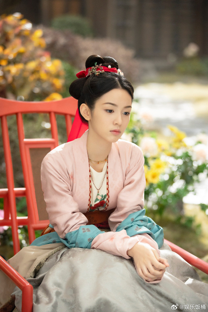 周也新剧《唯有暗香来》华浅坐摇椅剧照来了__财经头条