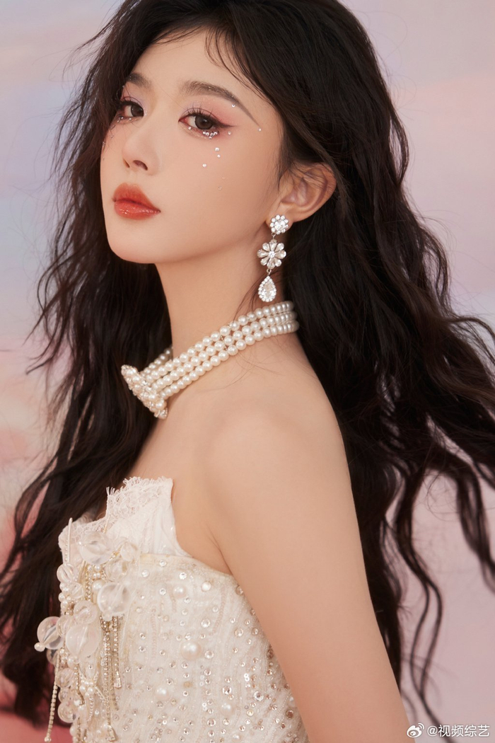 孔雪儿碎钻眼妆