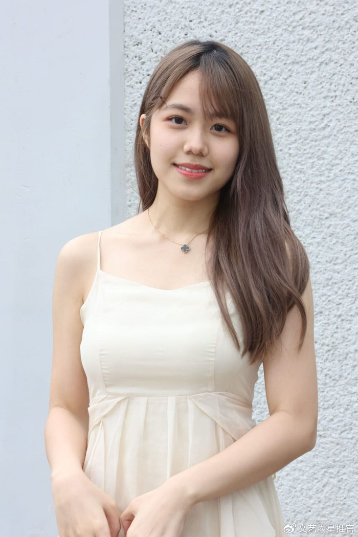 提升自己的演技为重,通过扎实的表演功底来征服观众,进一步巩固她在娱