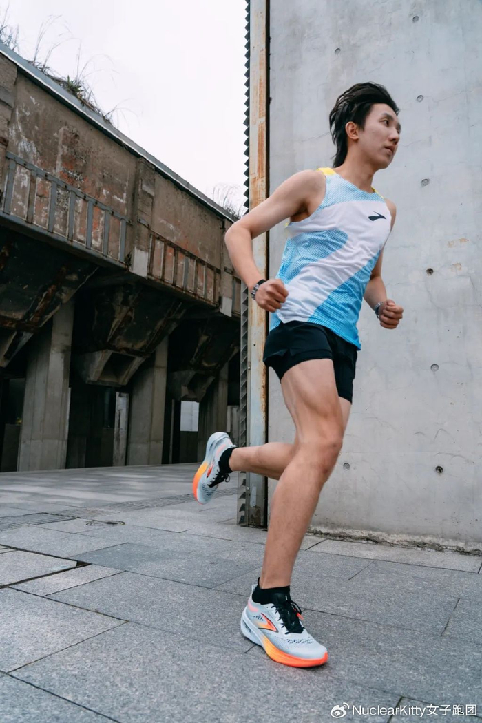 日被束缚在习题和考试之中,对于一直接受军事化管理模式的吴雨泽来说