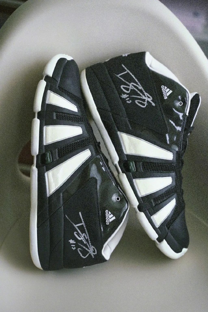 外侧中底上翻三道杠被看作crazy 8(kb8)的进化版,内侧则与t-mac 6高度