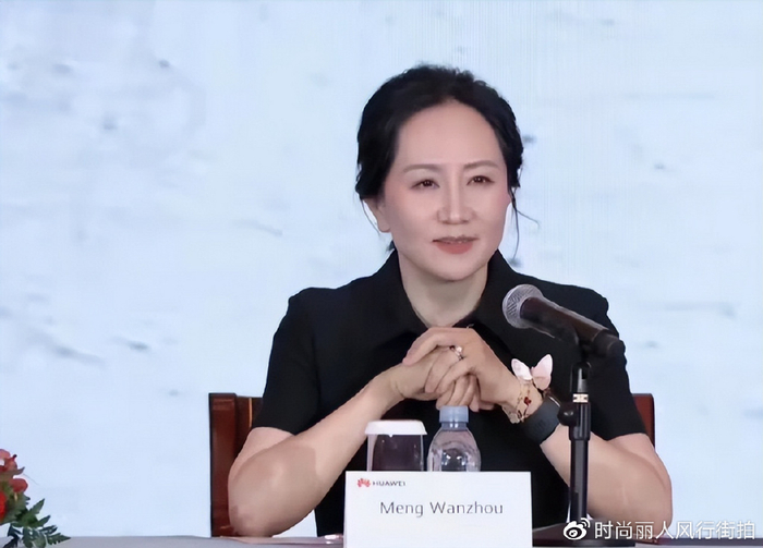 50岁孟晚舟最新亮相太嫩了!穿少女粉裙好温柔,高贵名媛气质太绝