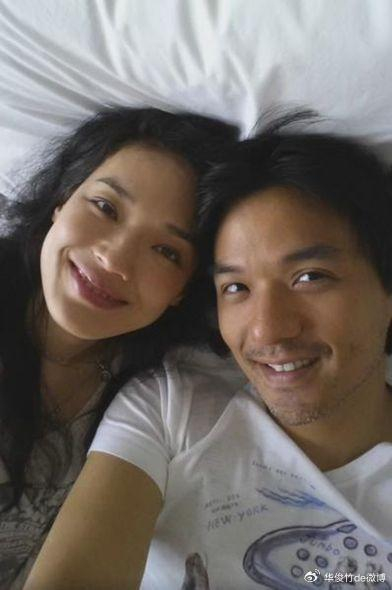 穿中式婚服和老公摆拍,长发飘飘仍有少女感|舒淇|冯德伦|感情_新浪