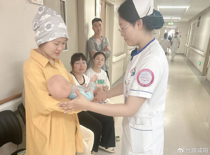 护士孙璐,王盼盼和郭萌为大家现场展示科普情景剧"给宝宝一个安全抱".