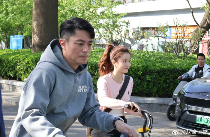 霍建华北京拍摄电视剧轻年路透