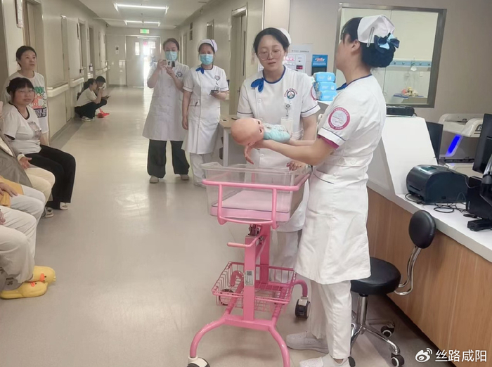 护士孙璐,王盼盼和郭萌为大家现场展示科普情景剧"给宝宝一个安全抱".