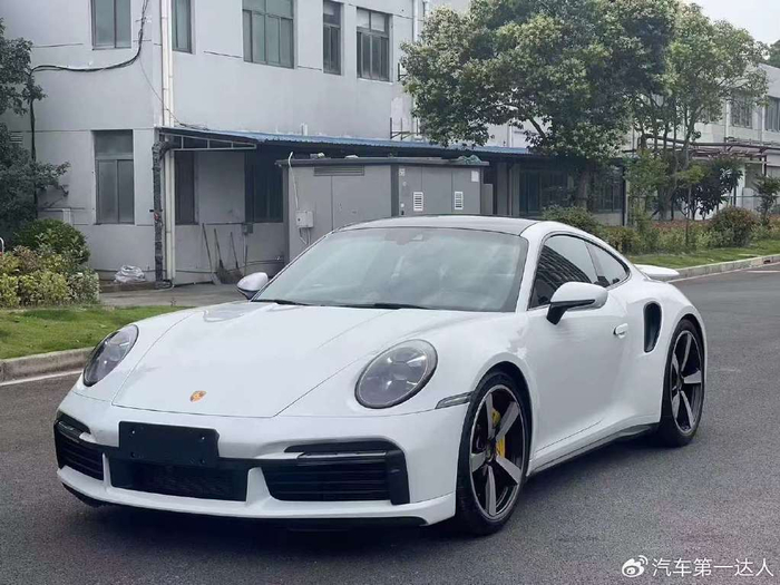 保时捷911 turbo s,24年准新,经典白黑配色