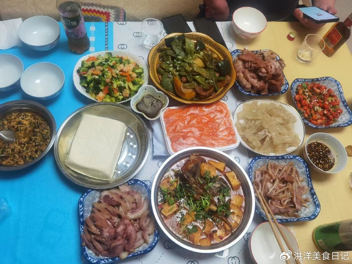 二月二龙抬头,朋友圈晒美食,家境不一样,差距好大,最后一桌真寒酸