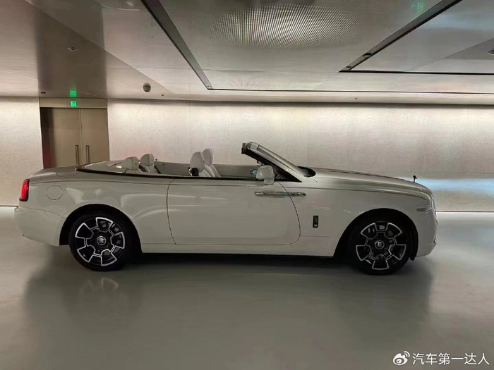 停产车型,精美敞篷跑车,劳斯莱斯曜影bb熊猫版|劳斯莱斯|熊猫|曜影