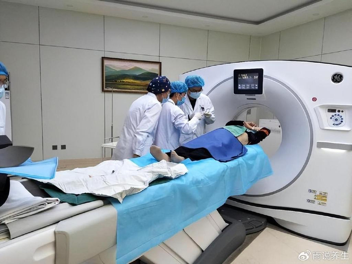 56岁大妈一直咳嗽,多次喉镜检查正常,不到3个月去世,丈夫崩溃