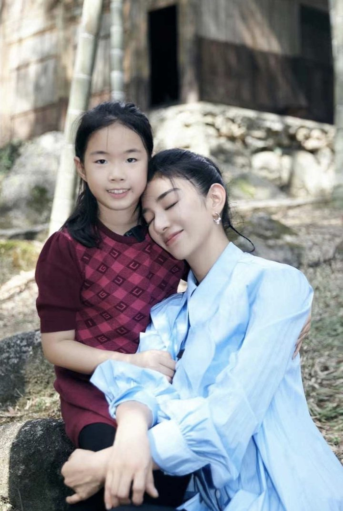 44岁黄奕庆祝女儿小学毕业,11岁黄芊玲颜值身高瞩目,长得超像爸爸