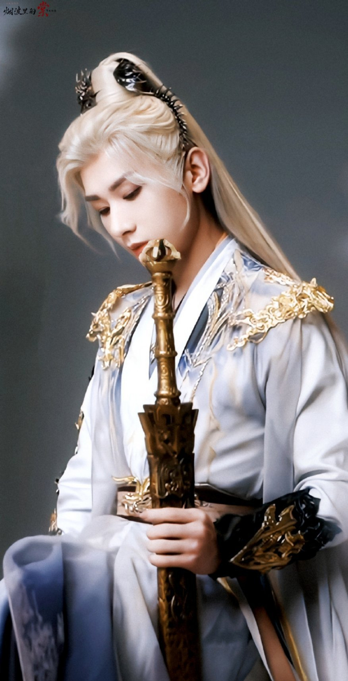 "成毅白发造型封神神性既视感"