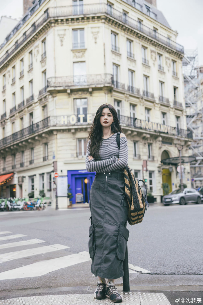 沈梦辰巴黎citywalk原来阴天也是最适合拍照的再带滤镜好好看
