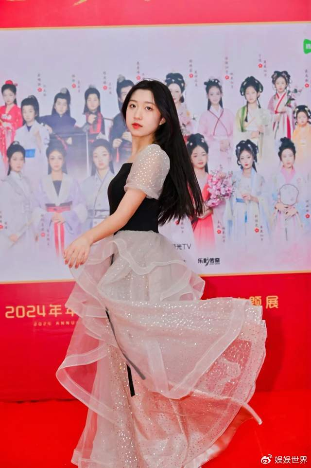 总导演殷其康与出品人高嘉慧,携主演们亮相登场.红毯铺展,星光熠熠.