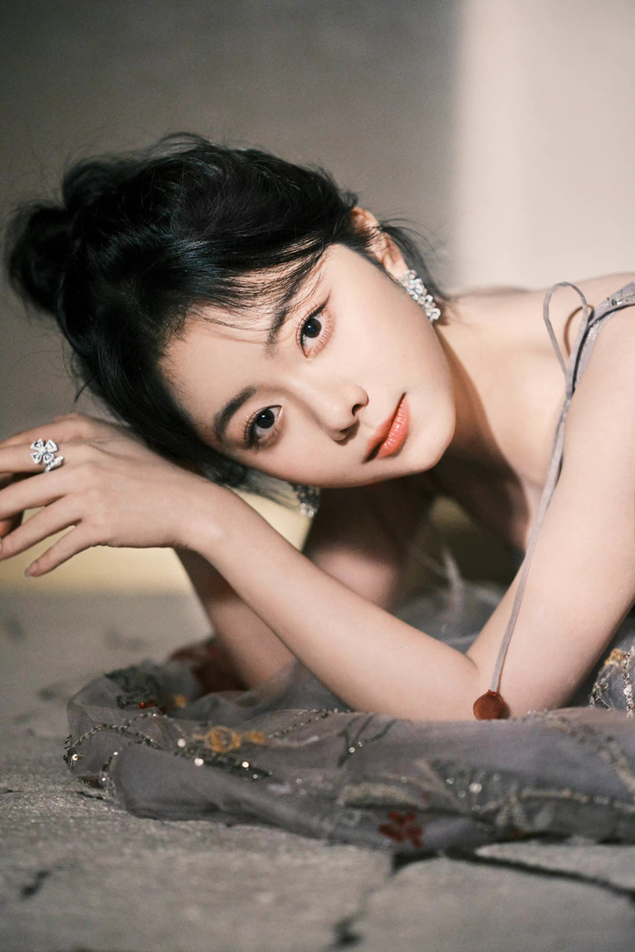 谭松韵电视剧年度盛典红毯造型亮片吊带鸢尾长裙温柔绝美