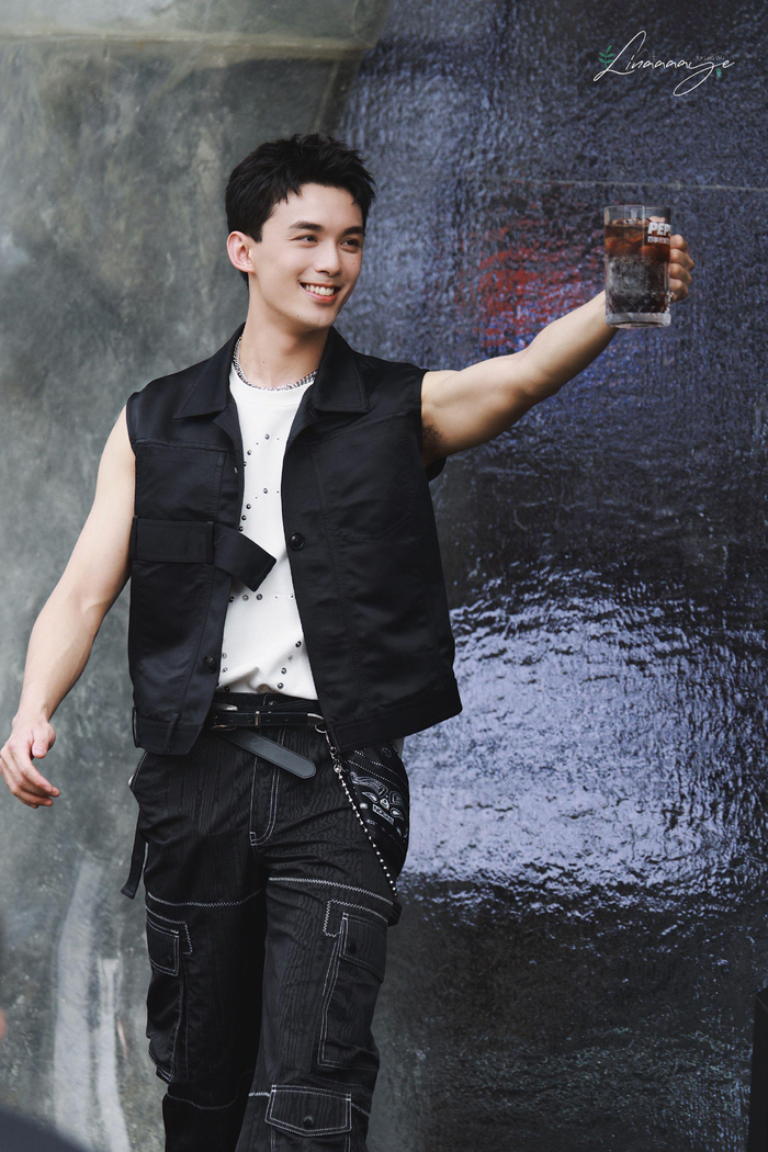 吴磊今日活动路透allblack造型生图状态也太好了吧