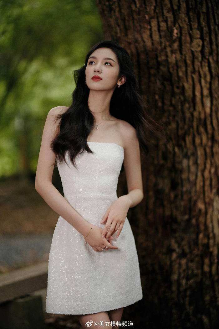 周也长发红唇白色抹胸裙穿搭