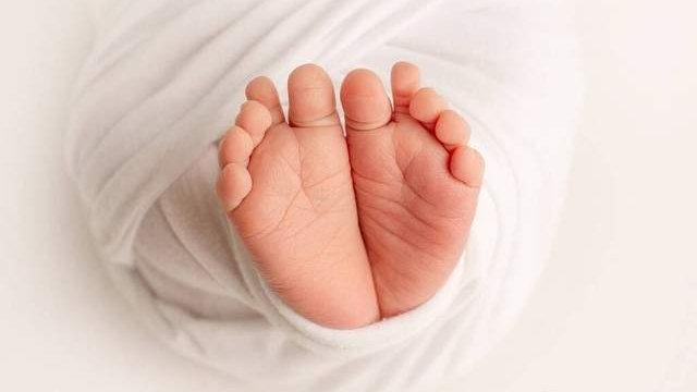 天再冷，宝宝为什么还是喜欢光着脚？你家宝宝也这样吗！