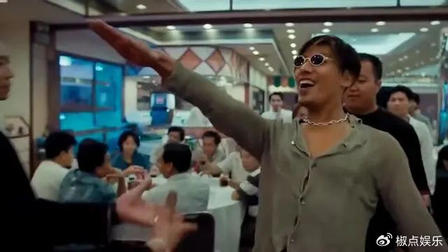 张耀扬现身TVB颁奖典礼!再现“乌鸦”经典动作,言行举止获称赞