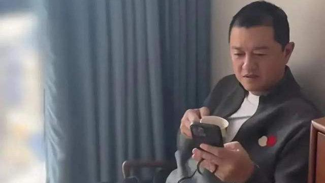 李亚鹏经济拮据，从别墅搬到小房子，小娇妻邀请娘家人来帮忙