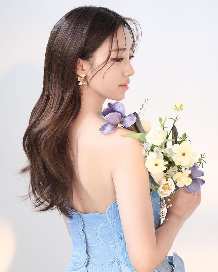 lck美女主持裴惠智更新ins晒婚纱照