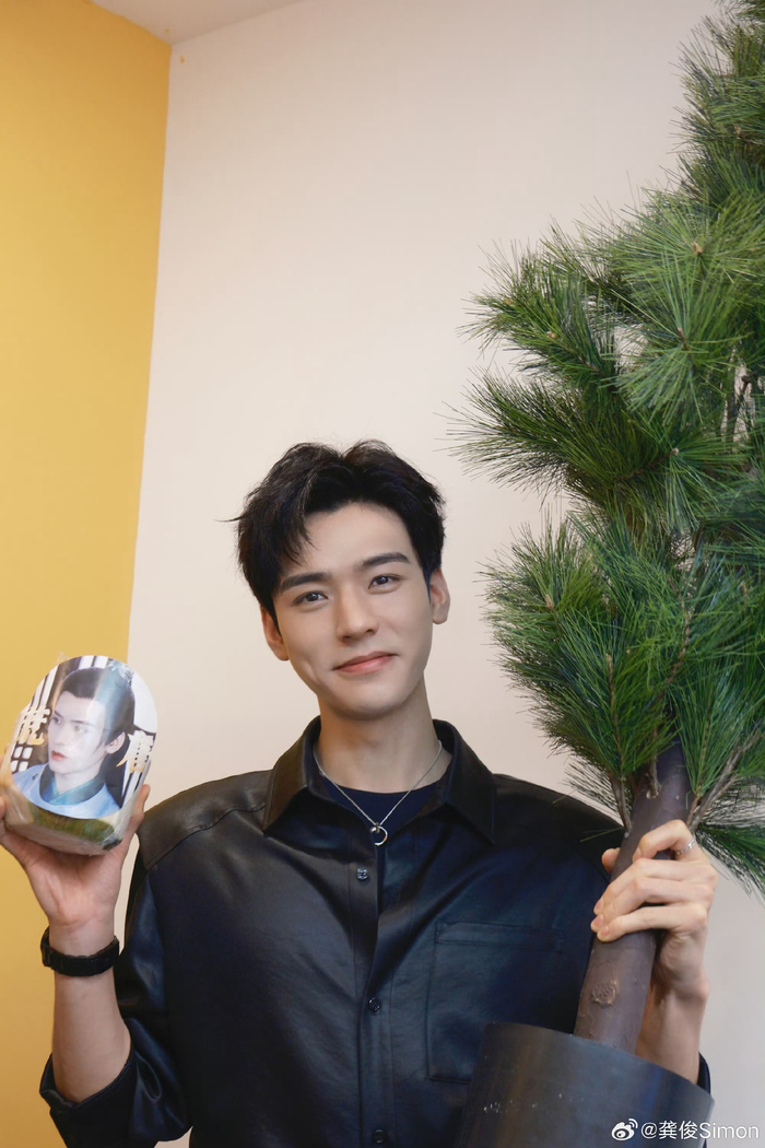 今天的龚俊一身黑好酷满屏都是大长腿谁懂