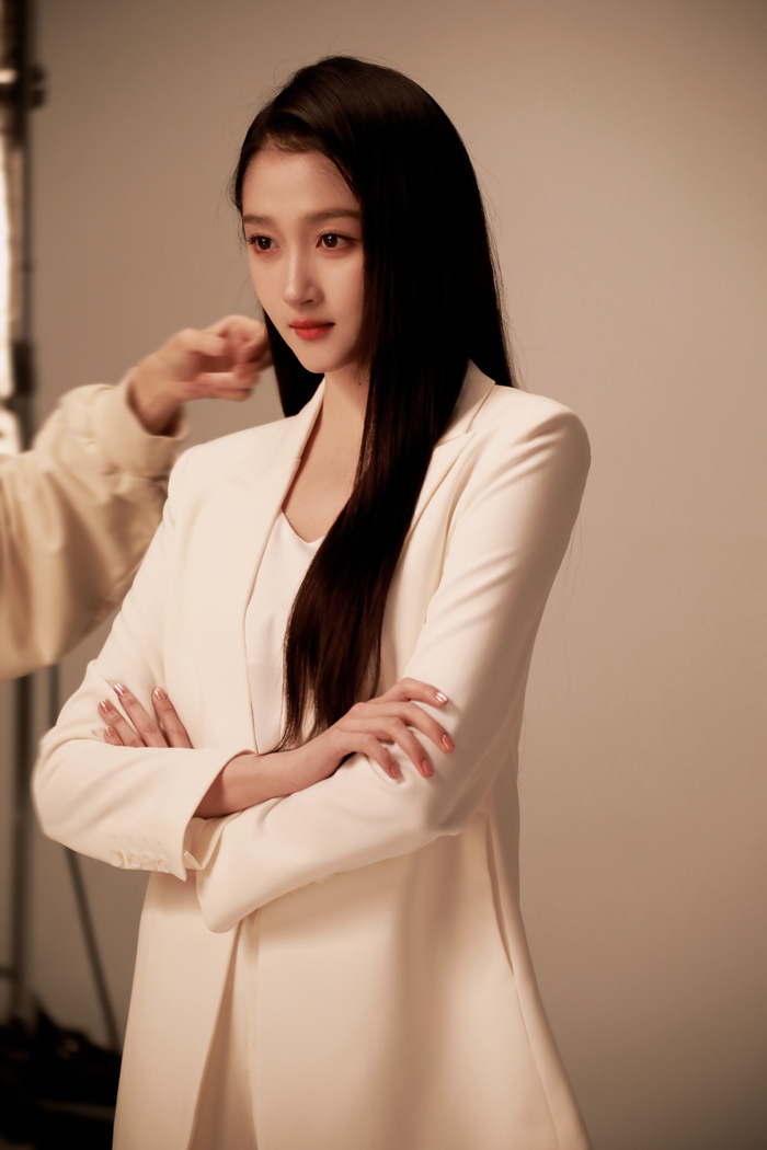 关晓彤白西装黑长直,有职业女性哪味儿了,职业装又有一套了__财经头条