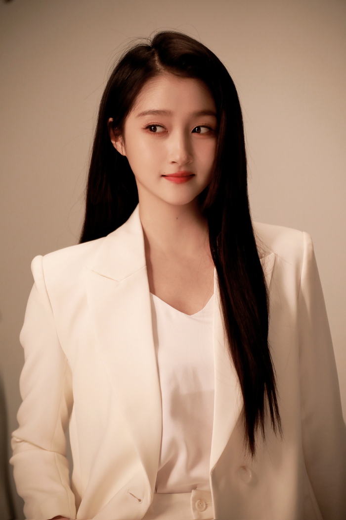 关晓彤白西装黑长直有职业女性哪味儿了职业装又有一套了