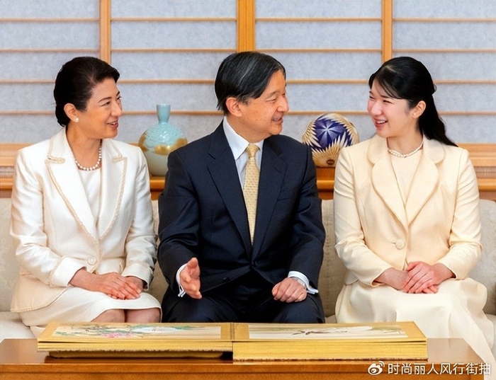 雅子皇后一家三口度假去了!爱子公主换了新发型,穿碎花裙美翻了