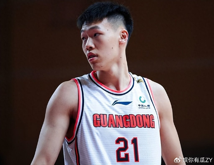 进攻端,张明浩进攻选择差,没有传球意识,喜欢单干,没有大局观.