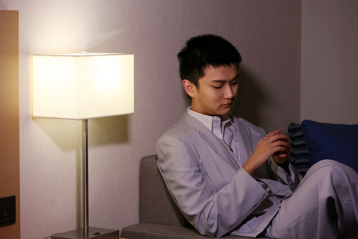 帅哥上线今天是光影交错下的成熟猫哥