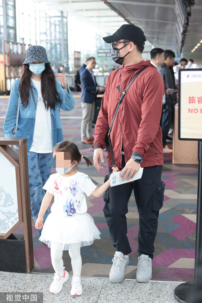 和苗苗vivi今日带女儿现身机场一家三口手牵手好有爱