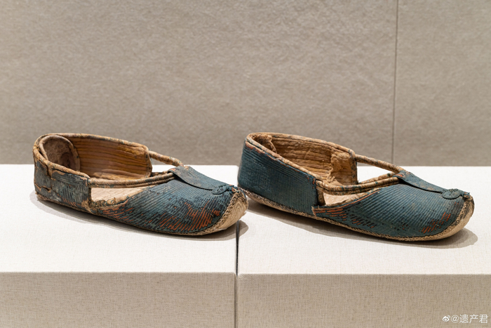 新疆吐鲁番阿斯塔纳104号墓出土的唐代蓝色如意鞋