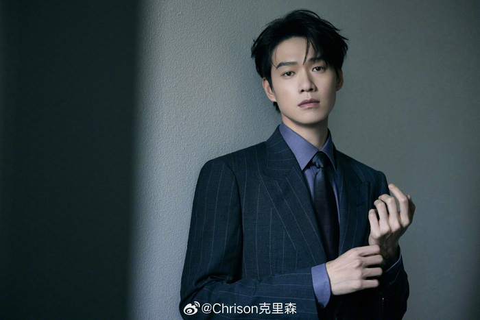 魏大勋xtomford┊上身经典条纹西装亮相活动