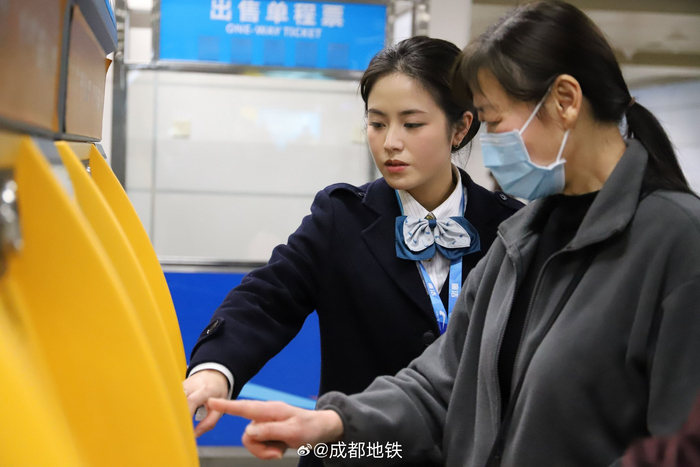 成都地铁员工传递雷锋正能量__财经头条