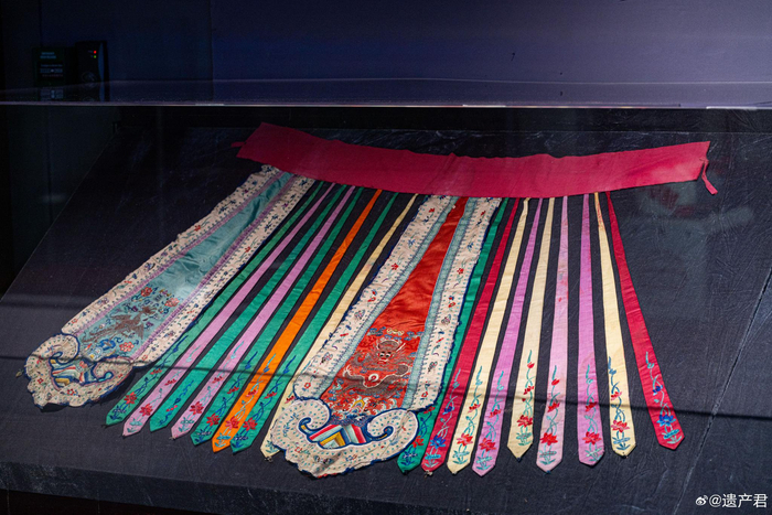 江西服装学院博物馆收藏的清代龙凤纹彩色凤尾裙