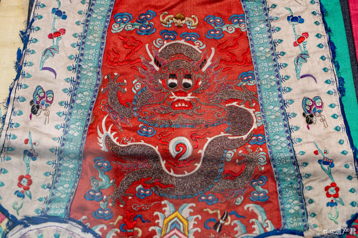 江西服装学院博物馆收藏的清代龙凤纹彩色凤尾裙