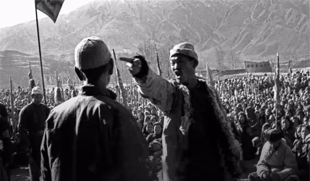 50年代初批斗地主老照片:图三地主跪在台上,图九百姓正分东西|没收|土改|农具|财物|耕畜_新浪新闻